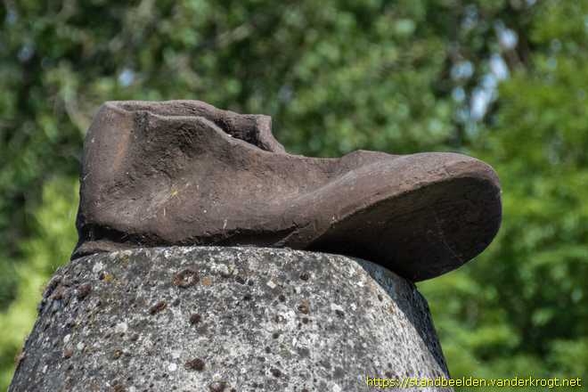 Woerden - Romeinse schoenen lopen de Limesbrug over