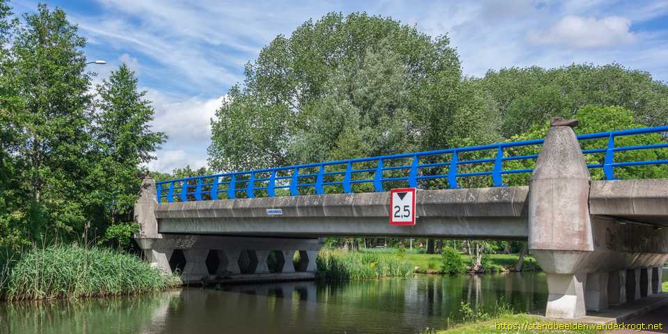 Woerden - Romeinse schoenen lopen de Limesbrug over