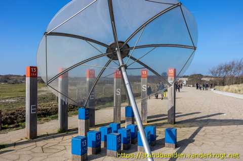 Renesse - Strandpalen met parasol, bal, emmer en schepje