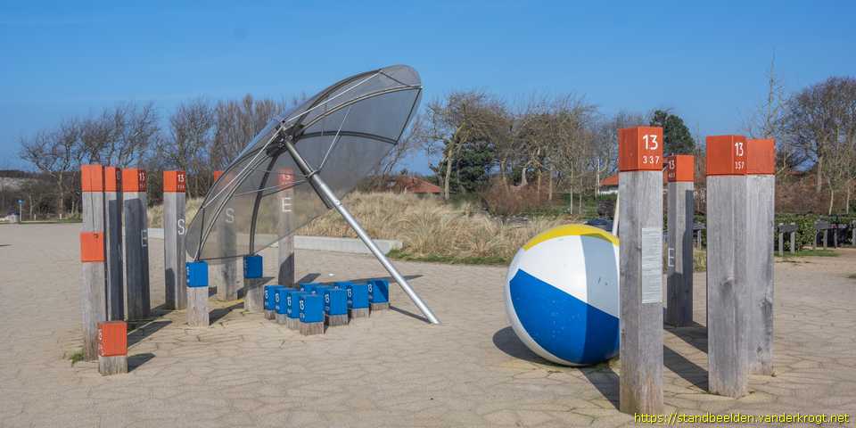 Renesse - Strandpalen met parasol, bal, emmer en schepje
