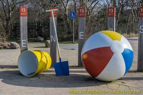 Renesse - Strandpalen met parasol, bal, emmer en schepje