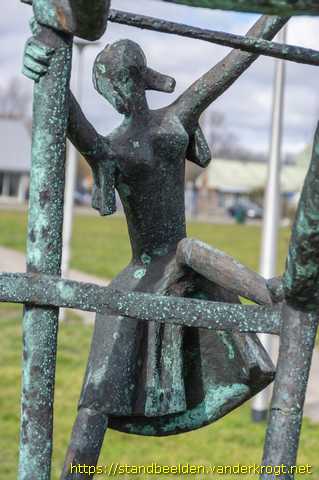 Zierikzee - Jongen en meisje beklimmen de maatschappelijke ladder