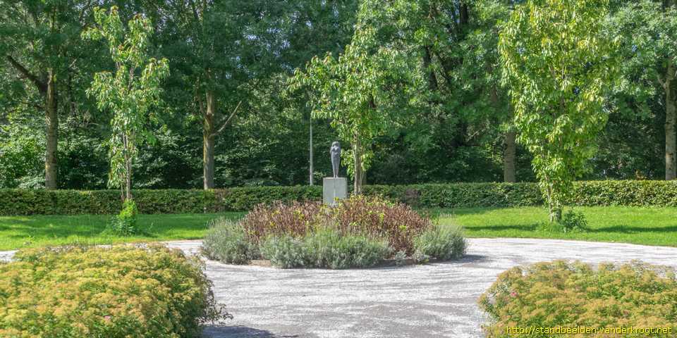Alphen aan den Rijn - Staande vrouw