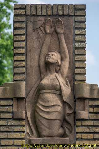 Alphen aan den Rijn - Reliëfs ingang Oosterbegraafplaats