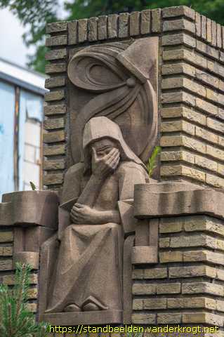 Alphen aan den Rijn - Reliëfs ingang Oosterbegraafplaats