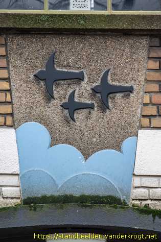 Den Haag - Portiekornamenten bomen, vogels en bloemen