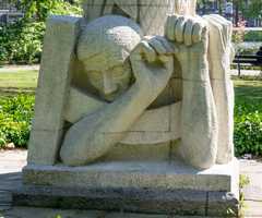 Dordrecht - Oorlogs en bevrijdingsmonument 'De Levensboom'