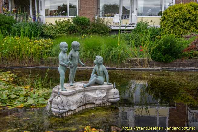 Leidschendam - Badende kinderen met dolfijnen