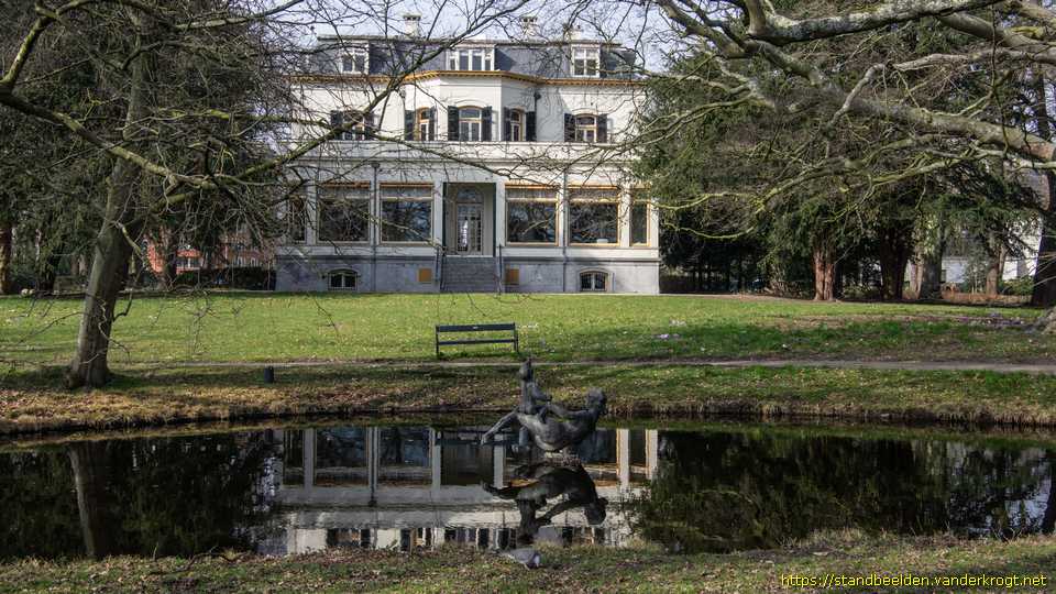 Voorburg - Vrouw en spelend kind