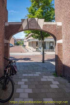 Noordwijk-Binnen - Reliëf met vier figuren