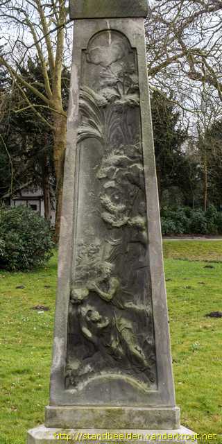 Oegstgeest - Obelisk met taferelen uit het leven van Mozes