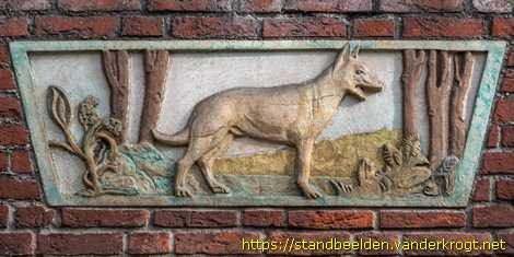 Rijswijk - Portiekornament Wolf in bos