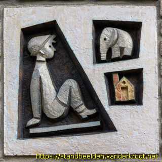 Rijswijk - Portiekornamenten jongetje, huis, olifant