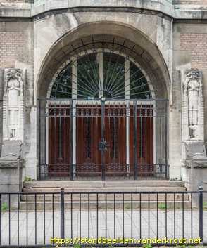 Rotterdam - Lezende en biddende meisjes