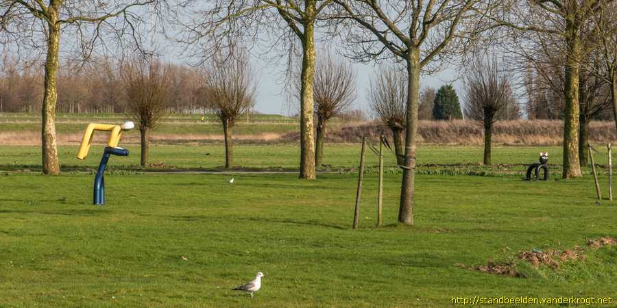 Spijkenisse - Spelende kinderen en poesjes