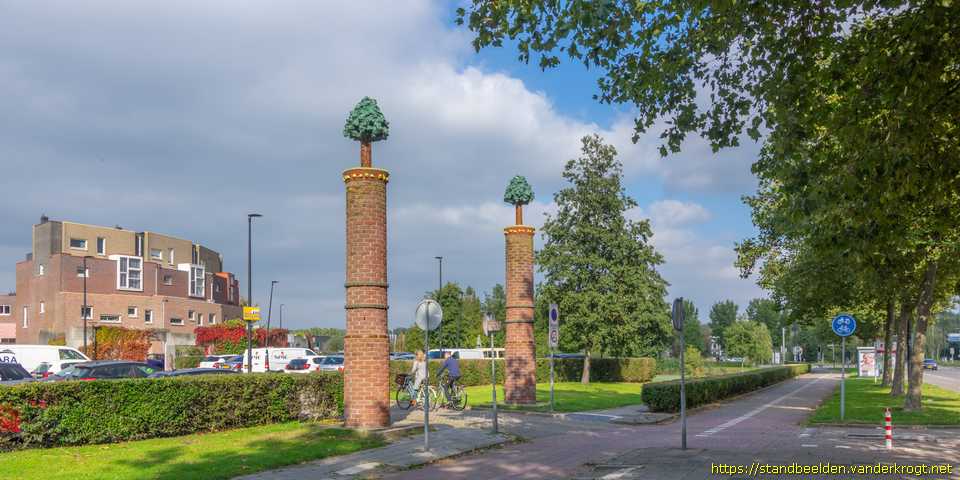 Vlaardingen - Ingangszuilen met bomen