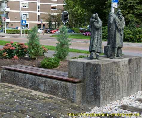 Waddinxveen - Wachtende reizigers (50 jaar spoorlijn Gouda-Alphen)