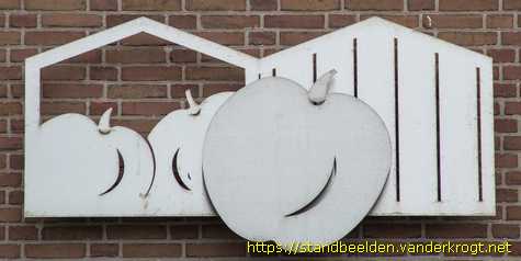 Naaldwijk - Reliëfs Appel, Meloen, Peer, Perzik en Tomaat