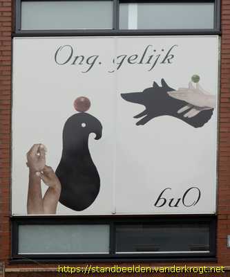 Zoetermeer - Hand met bal en plastieken op schoolwoningen