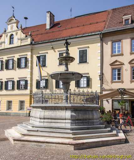 Sankt Veit an der Glan /  Florianibrunnen <i>oder</i> Walter von der Vogelweide-Brunnen