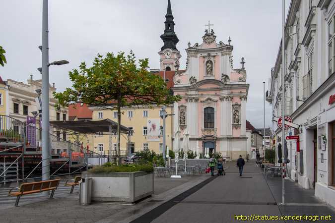 Sankt Pölten /  Heiligenstatuen an der Franziskanerkirche