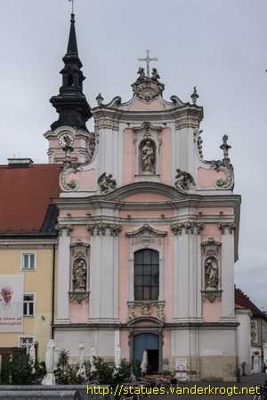 Sankt Pölten /  Heiligenstatuen an der Franziskanerkirche