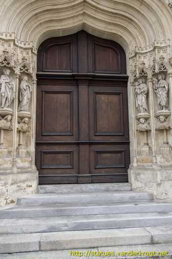 Graz /  Heiligenstatuen am Westportal des Grazer Doms