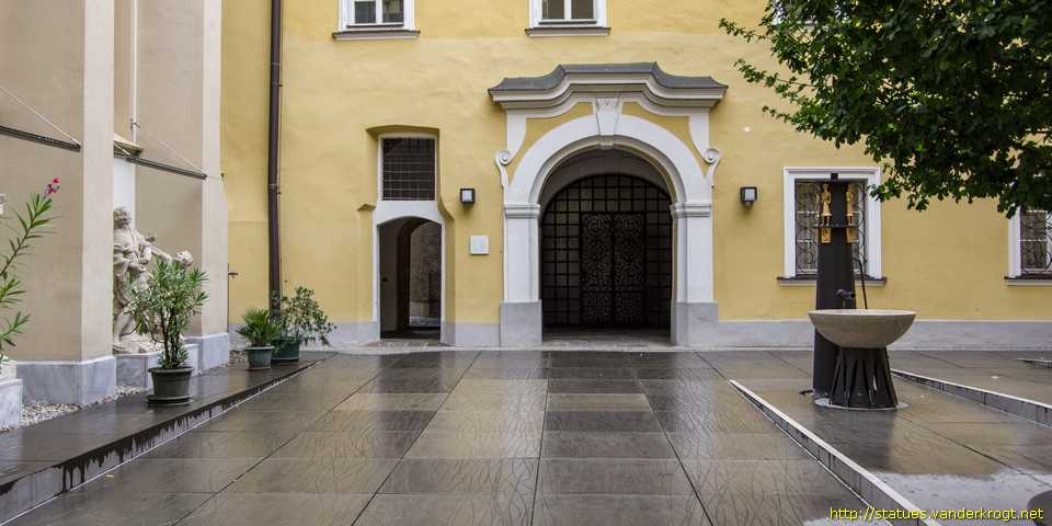 Graz /  Mater Dolorosa, St Johannes von Nepomuk und der Auferstandene Christus