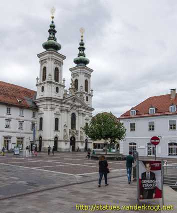 Graz /  Heiligenstatuen an der Mariahilferkirche