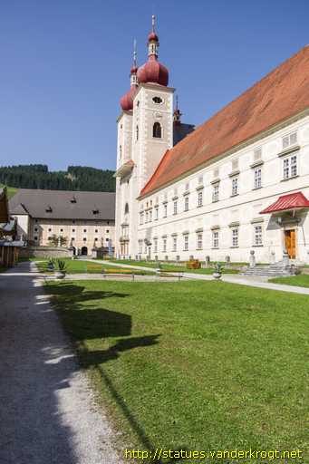 Sankt Lambrecht /  Heiligen am Portal der Stiftskirche