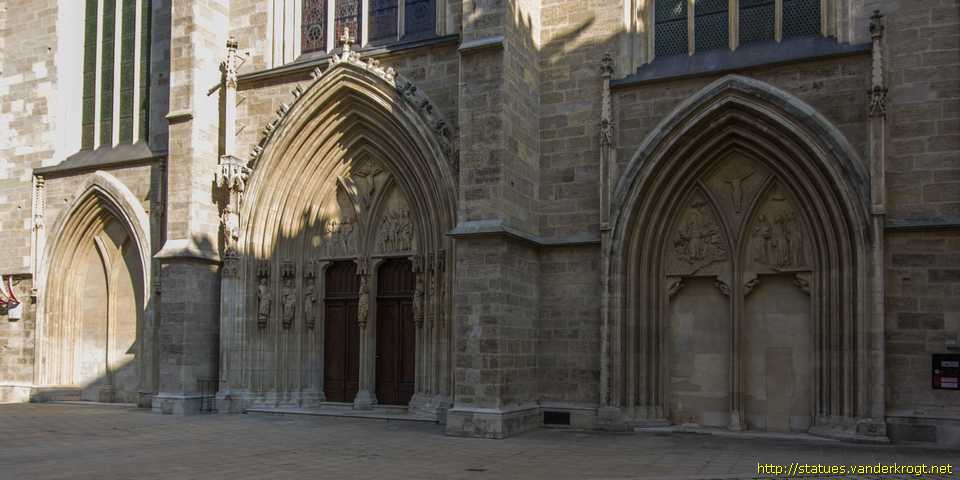 Wien /  Heiligenstatuen an der Portalen der Minoritenkirche