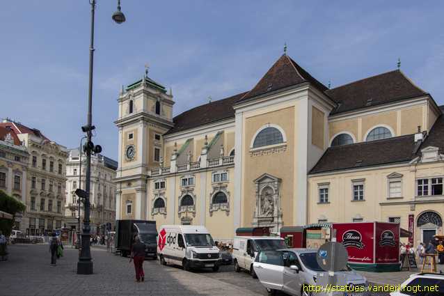 Wien /  Fassadenstatuen an der Schottenkirche