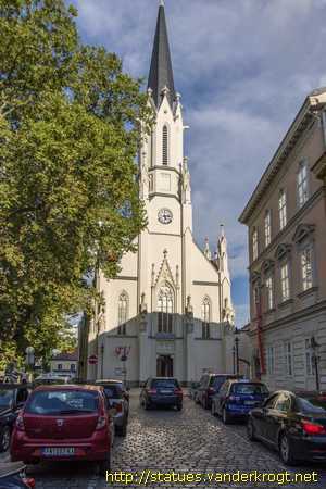 Wien /  Heiligenstatuen an der Pfarrkirche Maria Hietzing