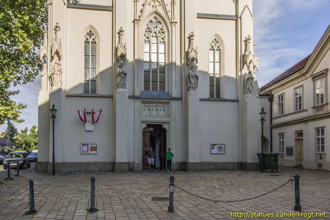Wien /  Heiligenstatuen an der Pfarrkirche Maria Hietzing