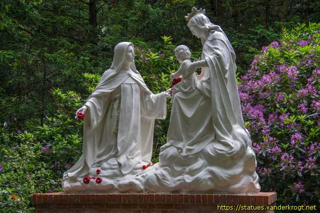 Meersel-Dreef /  Sint Theresia knielend voor Maria met Jesus