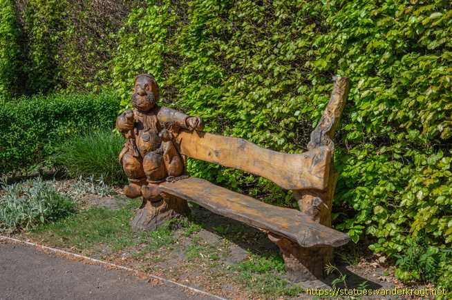 Achterbroek /  Kabouter op bank