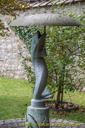 Eupen /  Brunnen Fisch mit Regenschirm