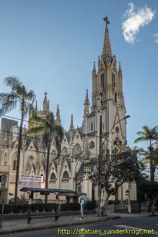 Belo Horizonte /  Estátuas dos santos na Basílica de Lourdes