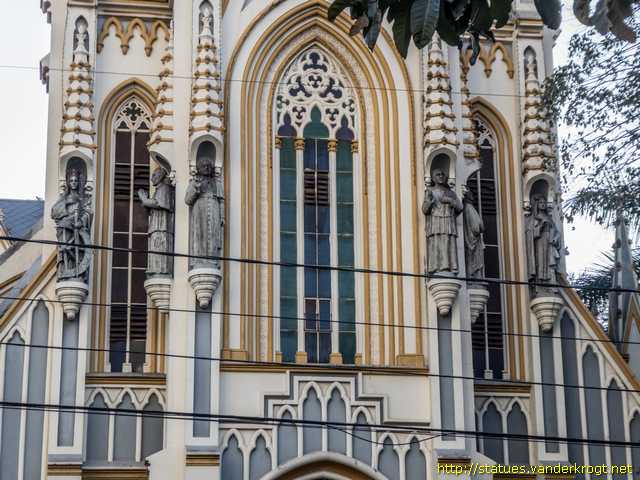 Belo Horizonte /  Estátuas dos santos na Basílica de Lourdes