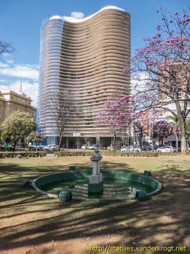 Belo Horizonte /  Moça Mirando-se no Espelho D'Água