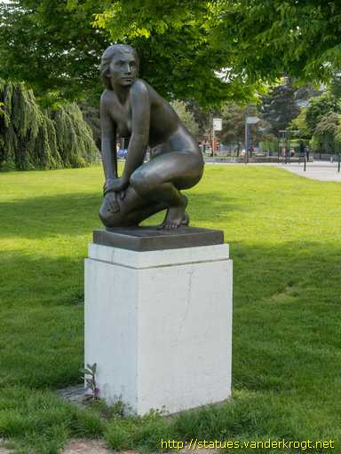 Genève /  Femme agenouillée
