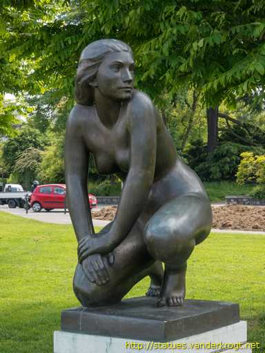 Genève /  Femme agenouillée
