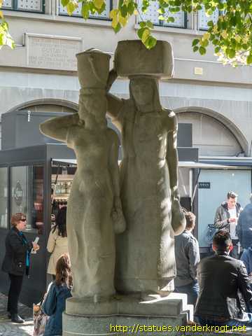 Sankt Gallen /  Globusbrunnen mit zwei Marktfrauen