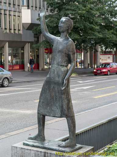 Sankt Gallen /  Stehende mit erhobenen Armen