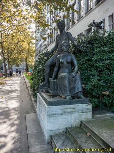 Zürich /  Stehender Jüngling mit sitzendem Mädchen