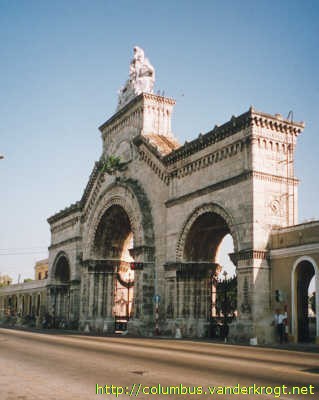 La Habana /  Busto de Colón en la puerta del Cementerio de Colón