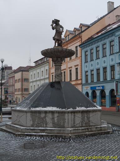 Sokolov /  Kašna s plastikou sokolníka