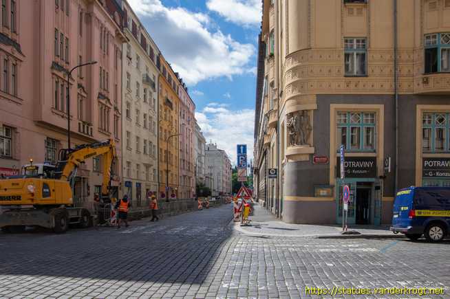 Praha /  Dům s reliéfem plavců