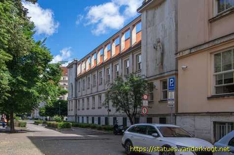 Praha /  Alegorické sochy na budovách ministerstev