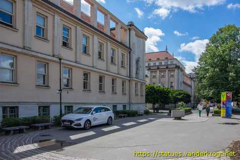 Praha /  Alegorické sochy na budovách ministerstev